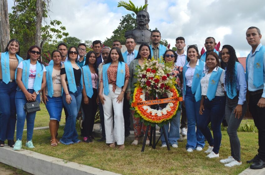  Graduandos del VPDS realizan ofrenda floral y reciben clase magistral