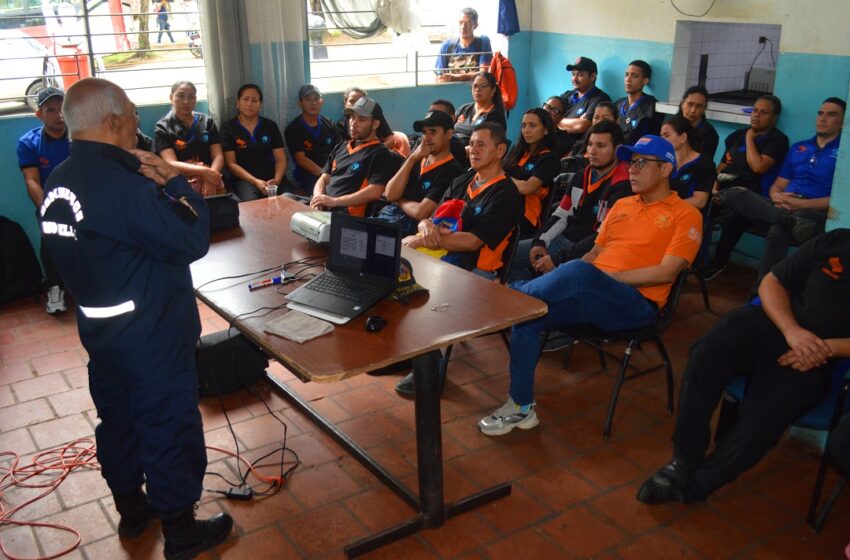  Bomberos Universitarios dictan taller de primeros auxilios al personal del comedor en el VPDS