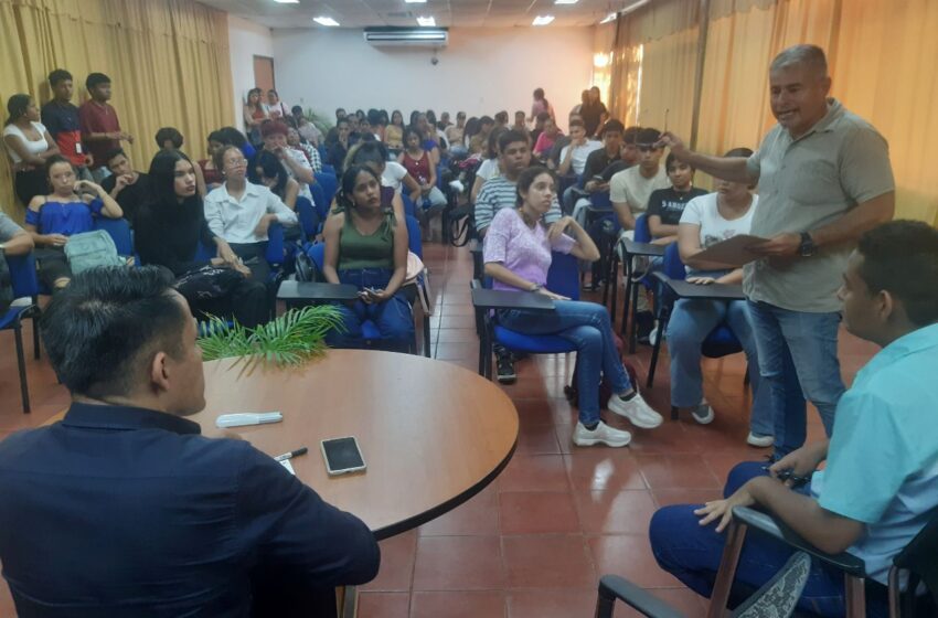  Vicerrector Covelsis Sánchez escucha propuestas estudiantiles para mejoras académicas