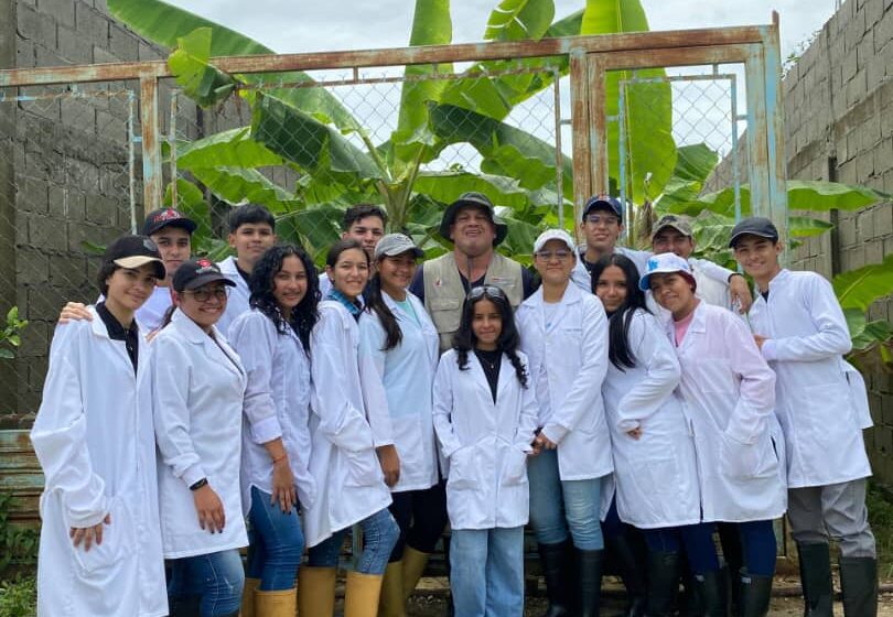  Estudiantes de Ingeniería Agroindustrial del VPDS realizan prácticas de campo en unidad de producción