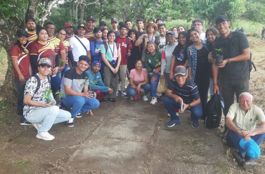  Estudiantes unellistas fortalecen el ecosistema con jornada de reforestación